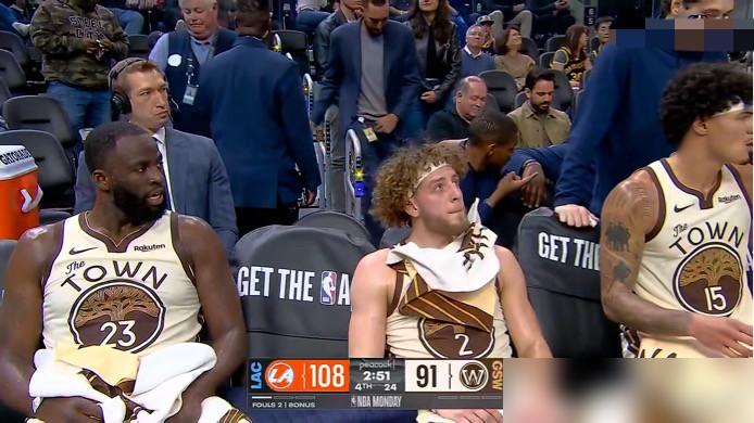领先十几分的优势眼看快船一波反击狂赢17分翻盘，勇士替补席上格林翻着白眼满脸不屑
