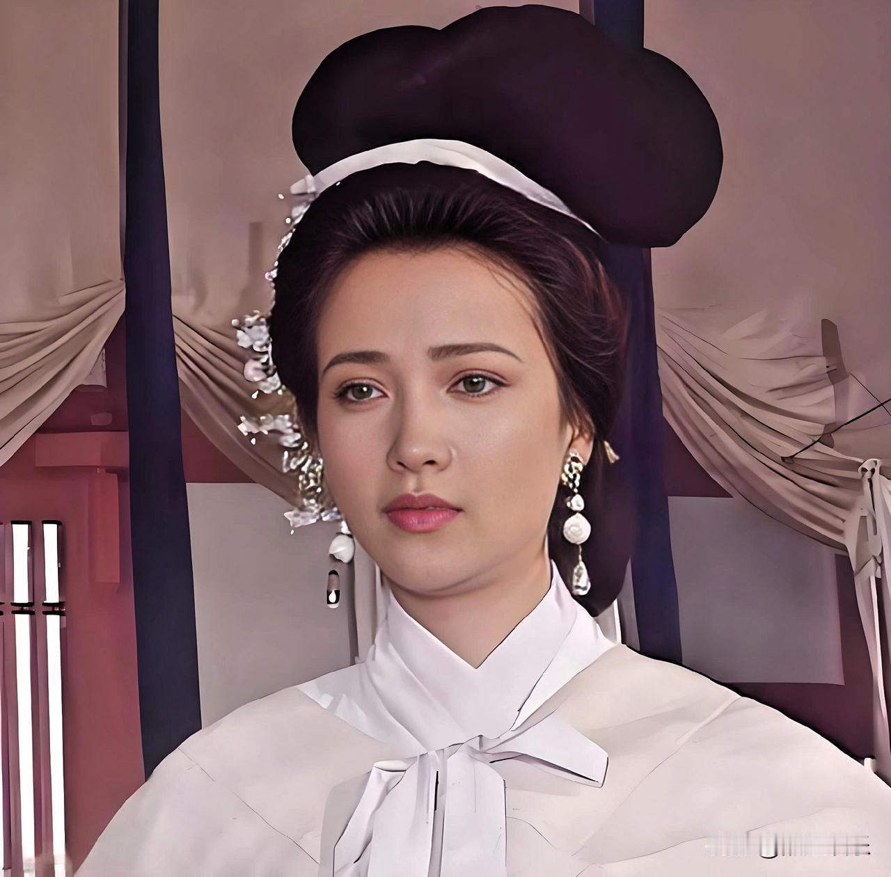 岁月从不败美人说的就是何晴！19岁的灵气、51岁的从容，每一个年龄段都有独属于她