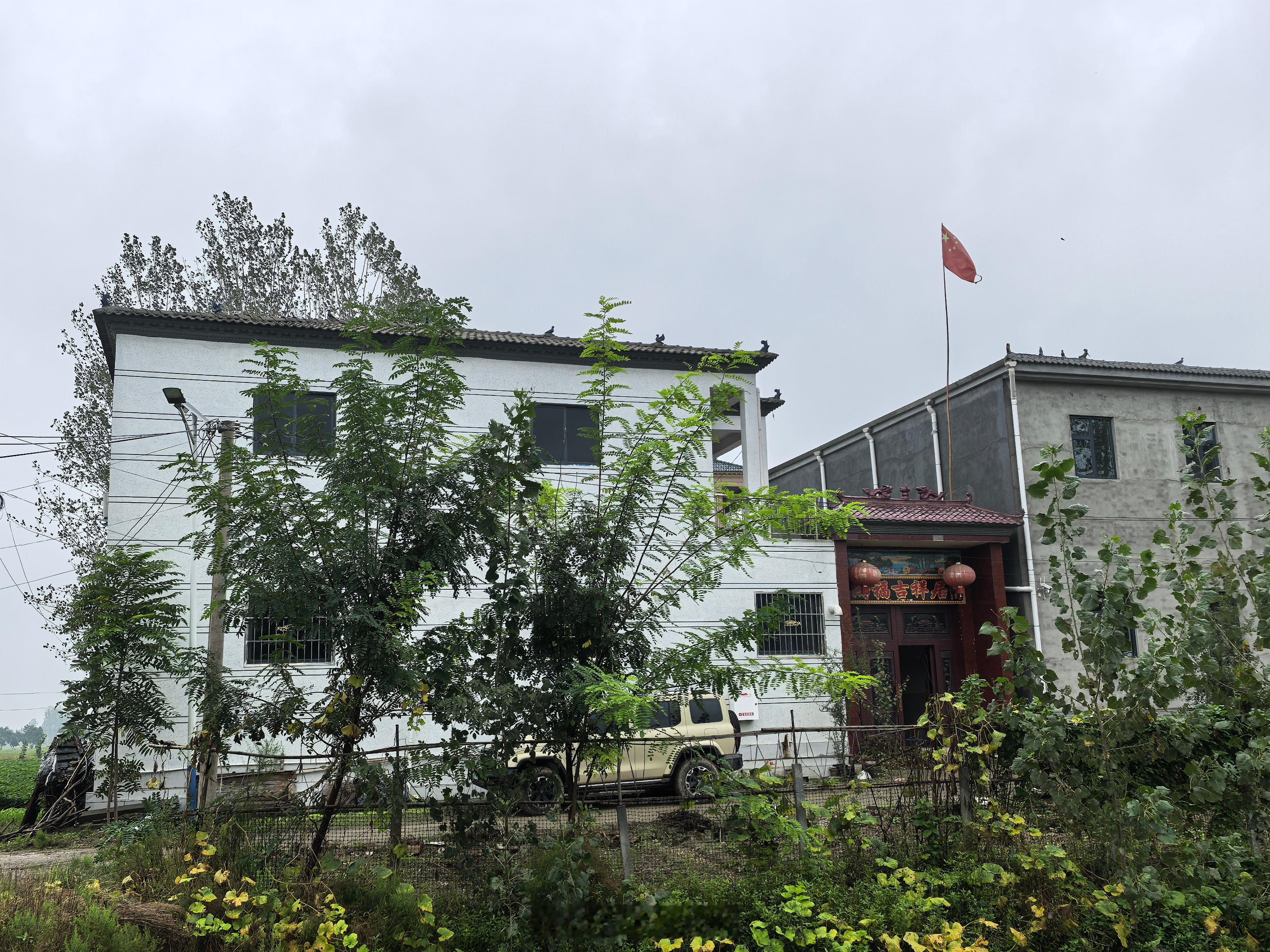 农村人讲不出道理，但是，国庆挂红旗，表达对国家的肯定。国庆 ​​​