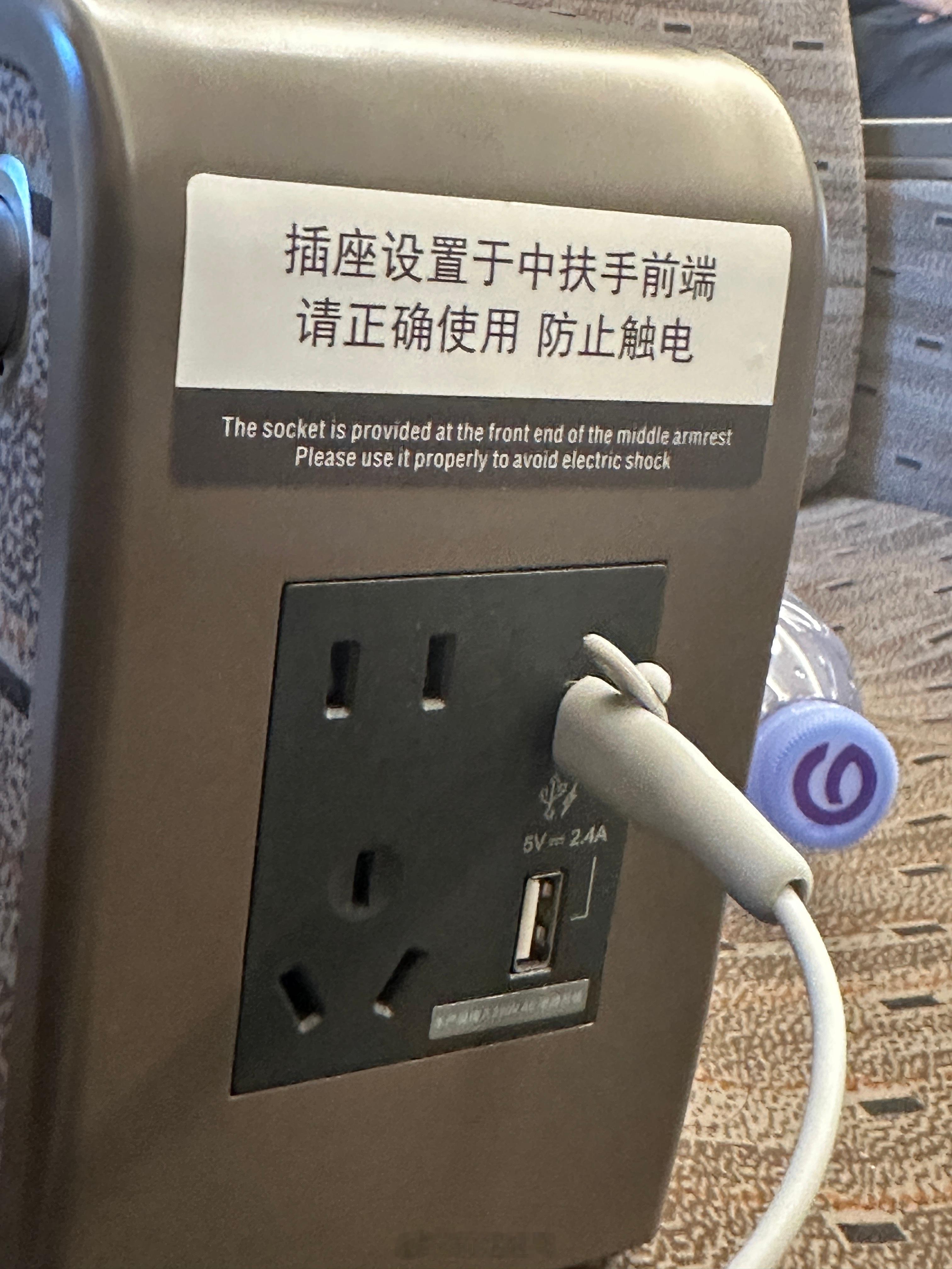 今天坐到了叫“技术提升型”的CR400BF，这车才能叫高铁，把前几个礼拜不断延误