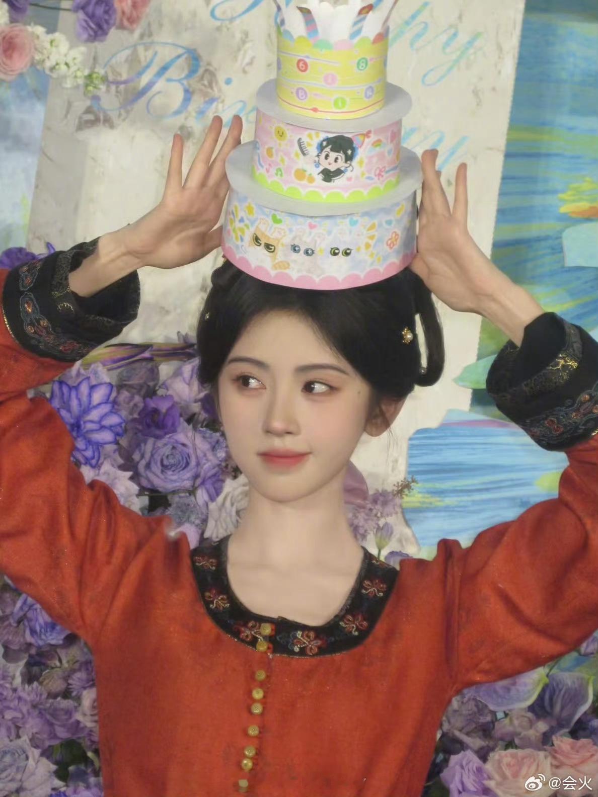 鞠婧祎剧组生日照来了
