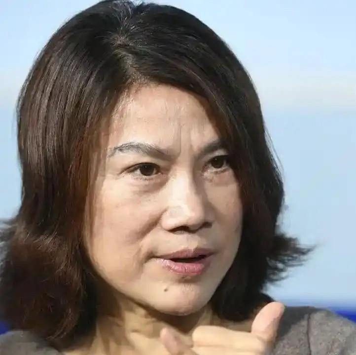 说起董明珠，很多人第一反应是格力的铁娘子、商界女强人。可很少有人知道，她职业生涯