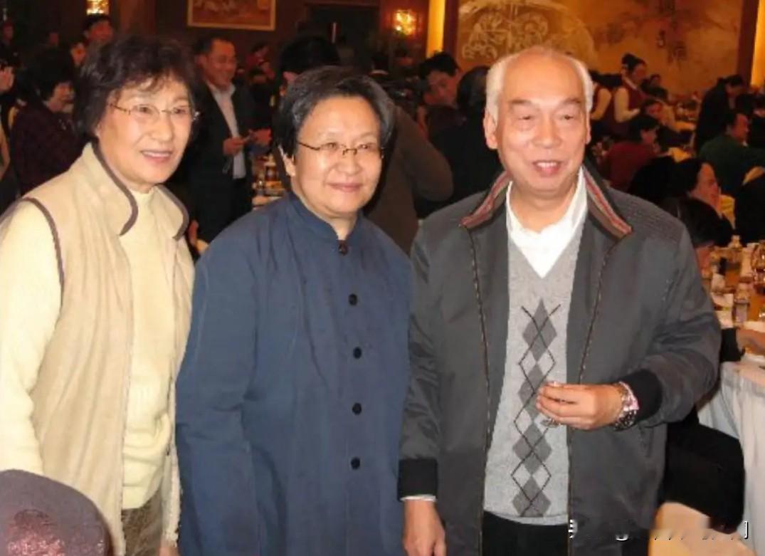 这是李讷与张燮林、殷桂珍夫妇，出席庄则栋夫妇银婚聚会的一张合影。李讷晚年极为低调