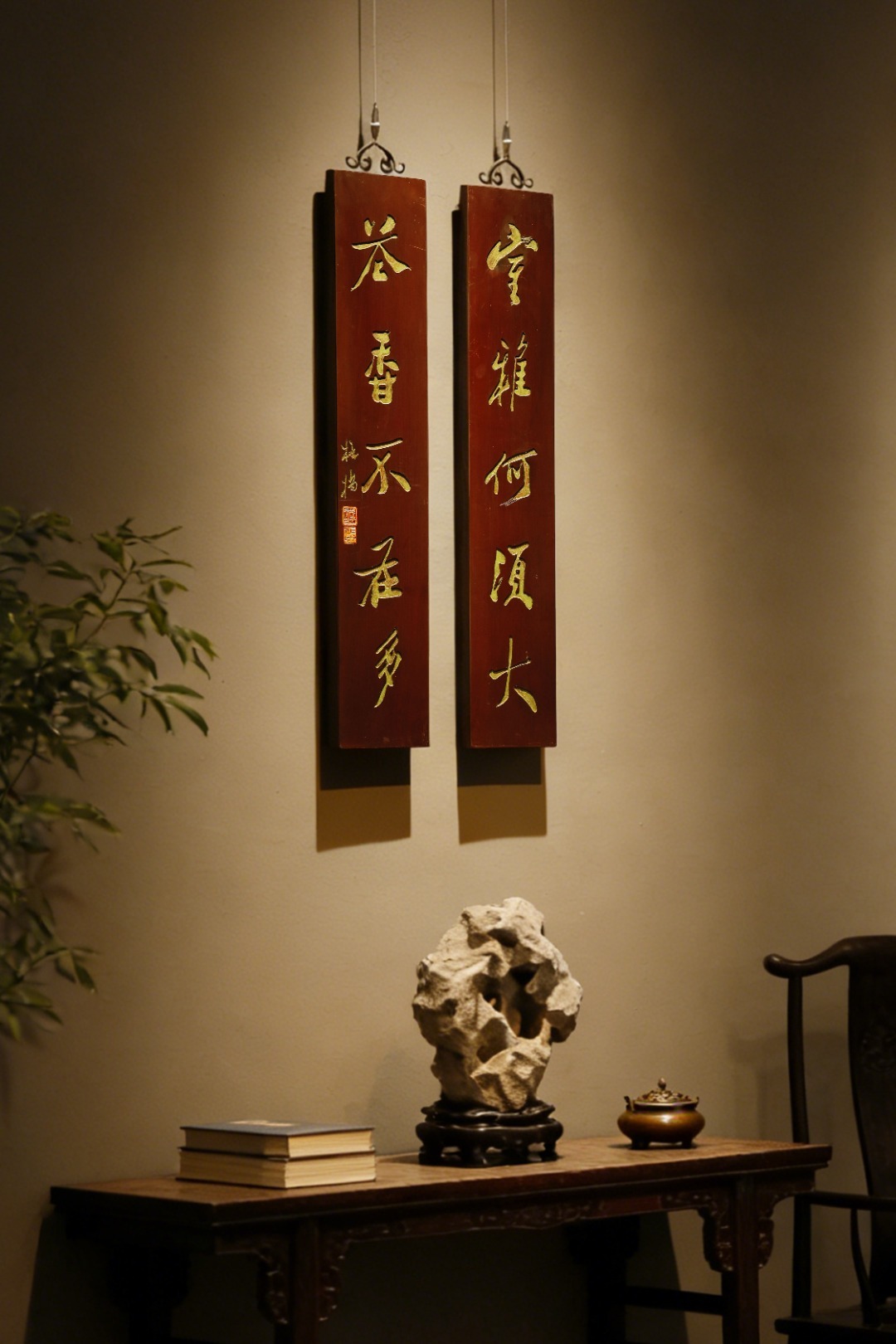 板桥 楠木 | 对联老木板平刻，矿彩漆绘，题识“室雅何须大，茶香不在多”，文人空