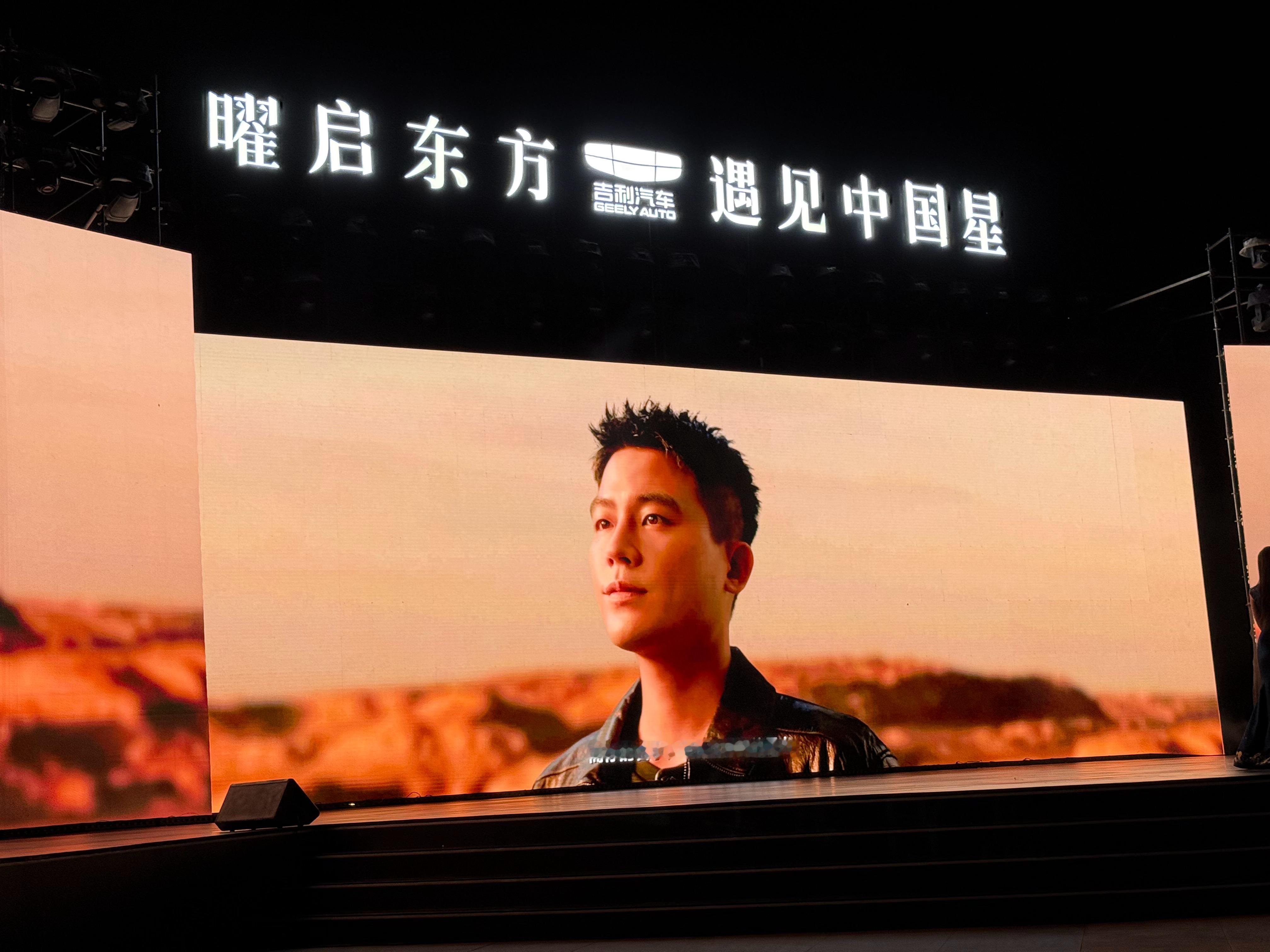有喜欢欧豪的小伙伴吗现场看 确实挺帅的  ​​​