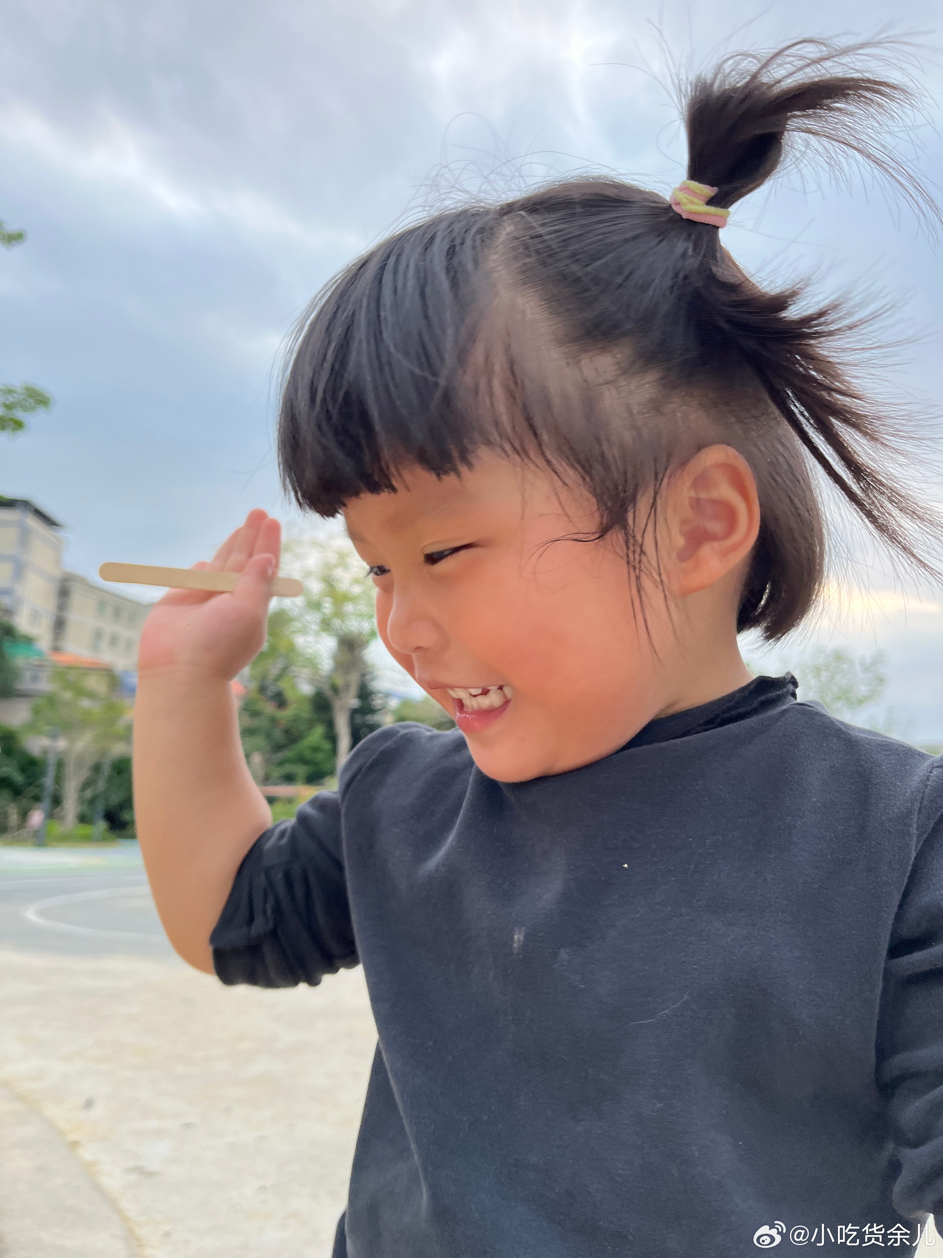 玩够了，回家。手机藏着东西，叫我猜一下在哪只手。捡了一大堆石头，在用两只脚表演。