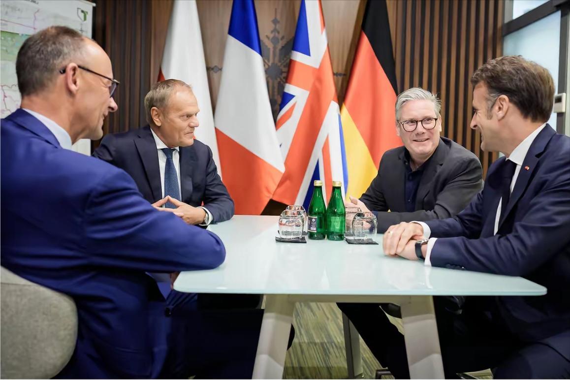 昨晚还在喊“克制”，今天就开始谈“防御性参战”。更离谱的是，美媒把一口大锅甩给沙