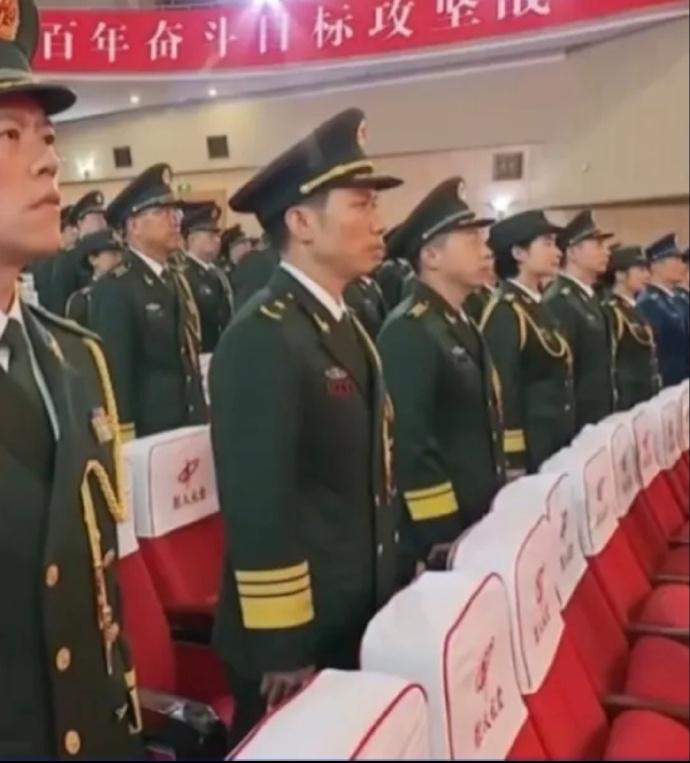 恭喜汤洪波，将于成将军了！

第二批航天员里，现在已经有陈冬和汤洪波两位少将了。