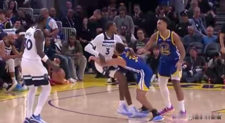 这个球啊，简直欺人太甚到了极点！麦丹明显有拉拽库里那多余得离谱的动作，居然还敢调