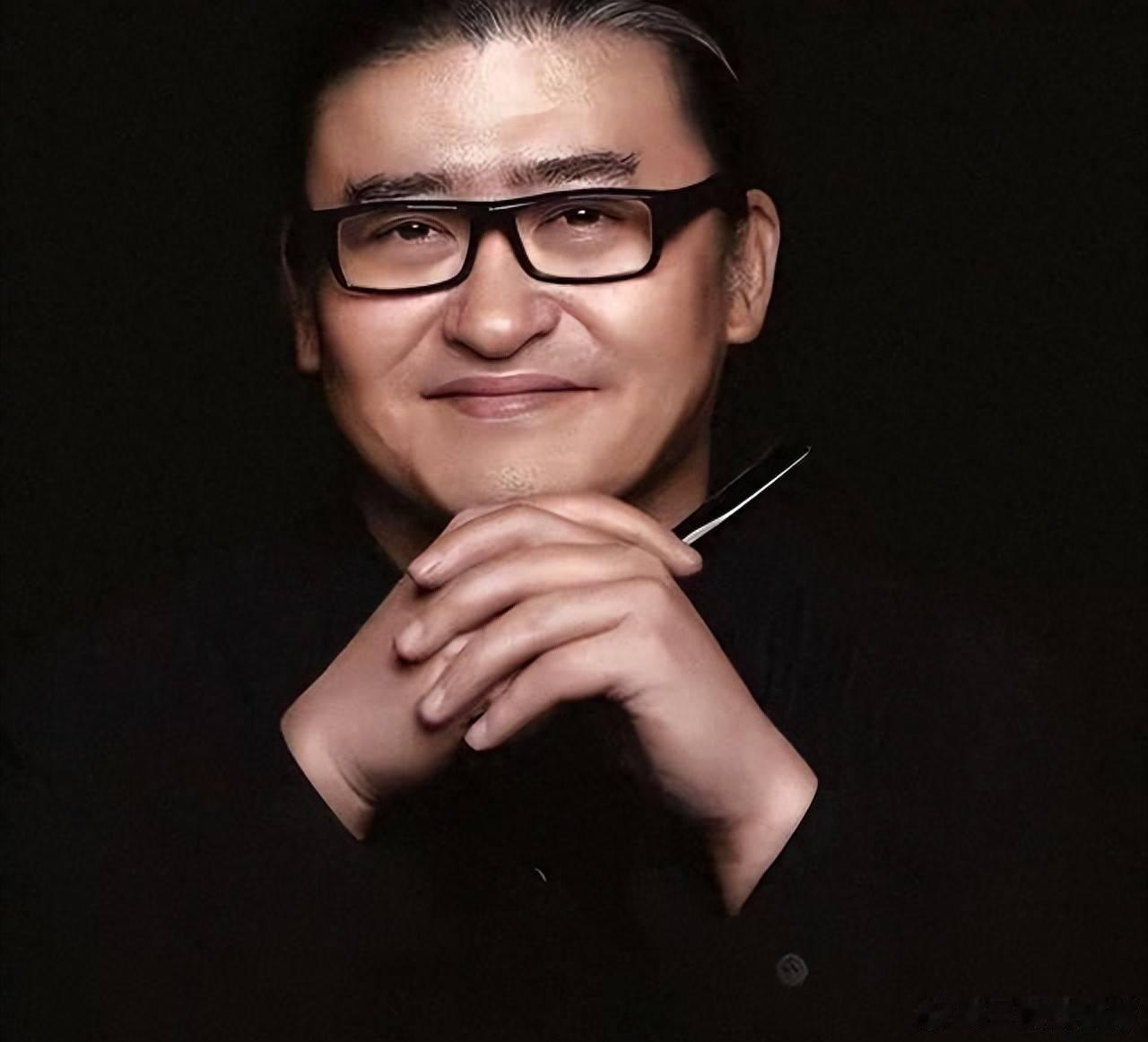 刘欢算得上艺术家，水浒和三国里的许多歌都是他唱的，但没有像游本昌这样寿终正寝是一