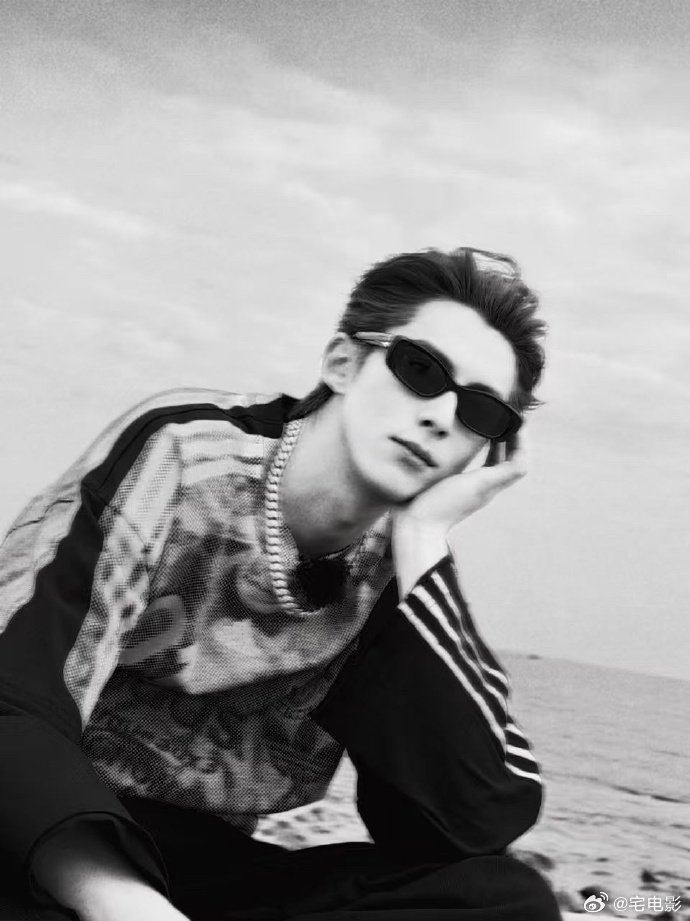 沈月给王鹤棣拍的照片被他本人夸了趴地拍照这种小事，被沈月做得又认真又可爱，最后被