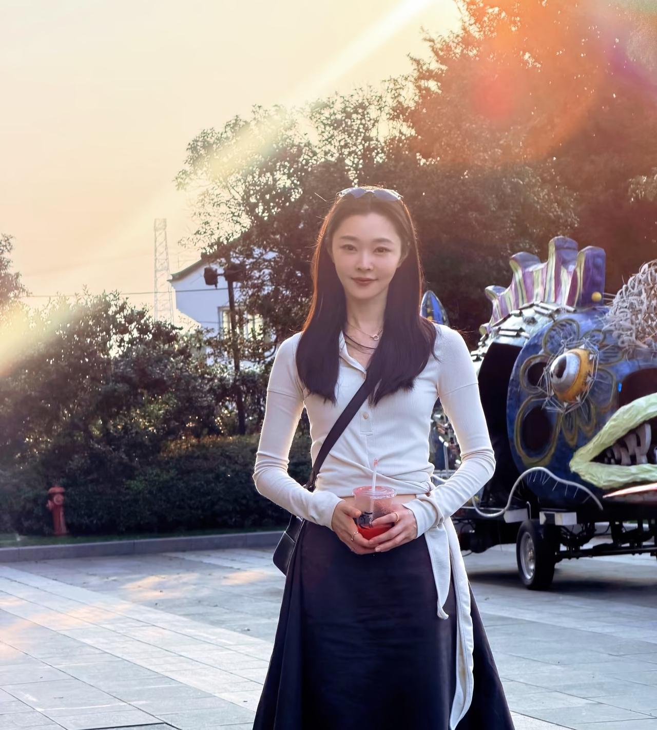 宋轶晒乌镇美照，
白色露腰系带T恤配不规则长裙，
身材纤细美丽，
气质温婉动人！