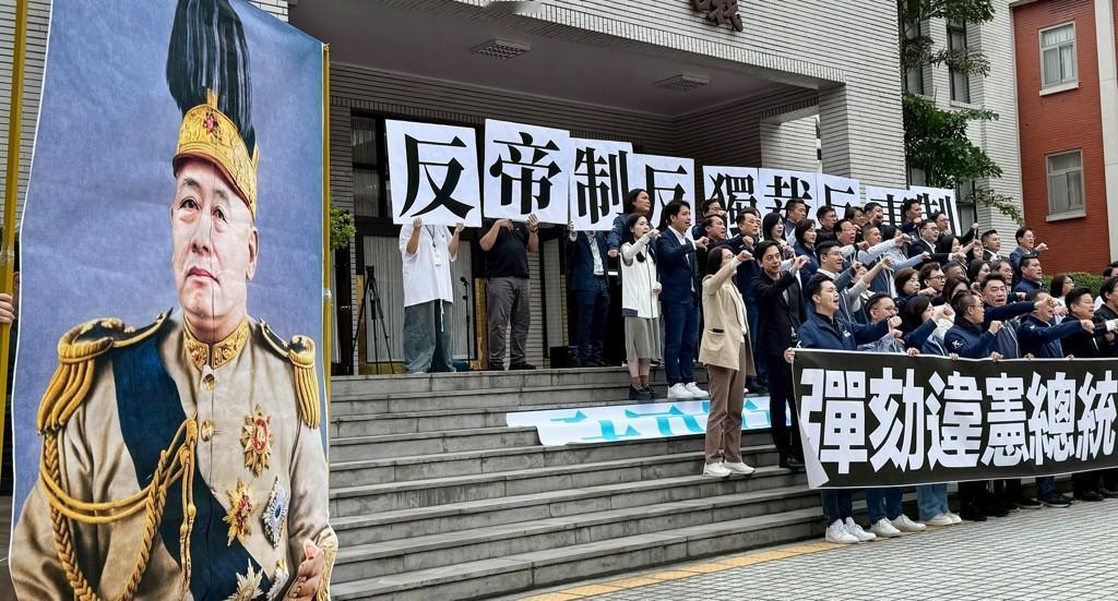 蓝白启动弹劾案。19日，国民党立法院党团与民众党立法院党团于议场门口共同举办了一