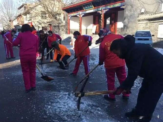 民众皆在竭力营生，艰难求存，被动承受着沉重的压力，几近窒息！
国家正汇聚资源，审