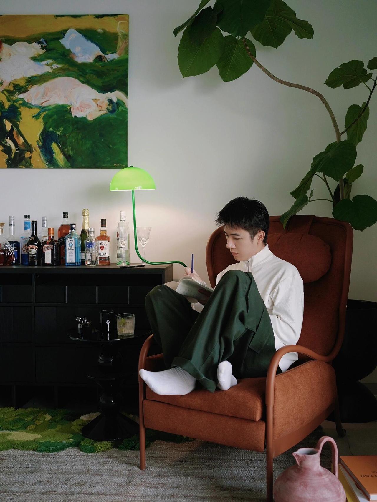 301岁，未婚未育，这是一位在深圳漂泊8年的普通男生，他住在深圳市中心海边的家中