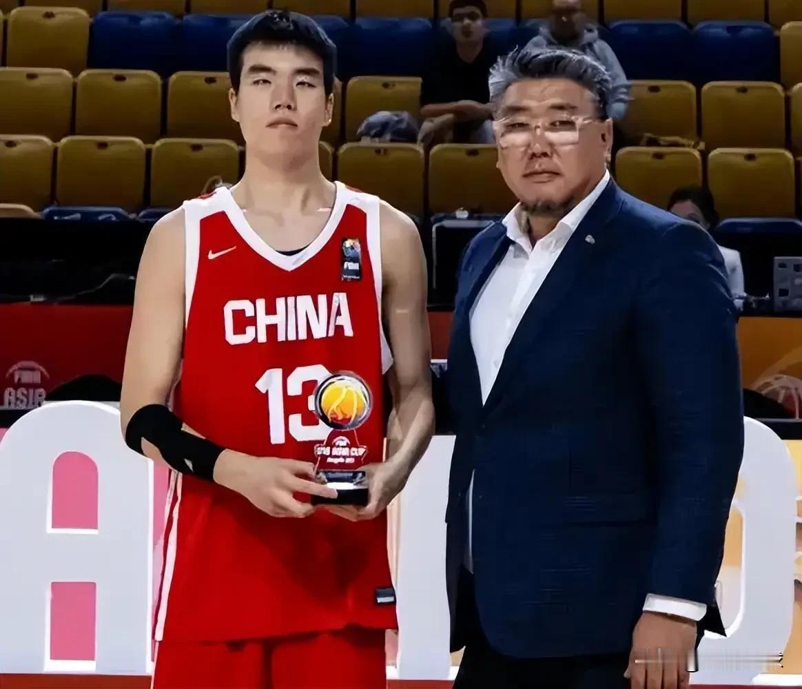 昨晚U18中国男篮对阵美国高中顶级球队BV预科学院的热身赛中，U18男篮主力张懿