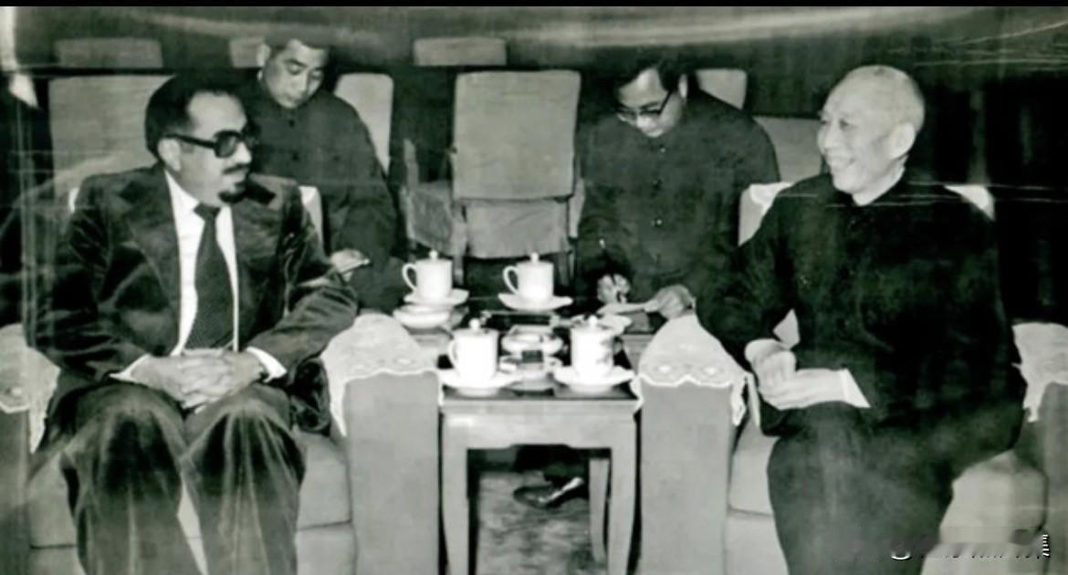 1977年11月18日，王震副总理会见科威特卫生大臣阿卜杜·拉赫曼·阿瓦迪。科威