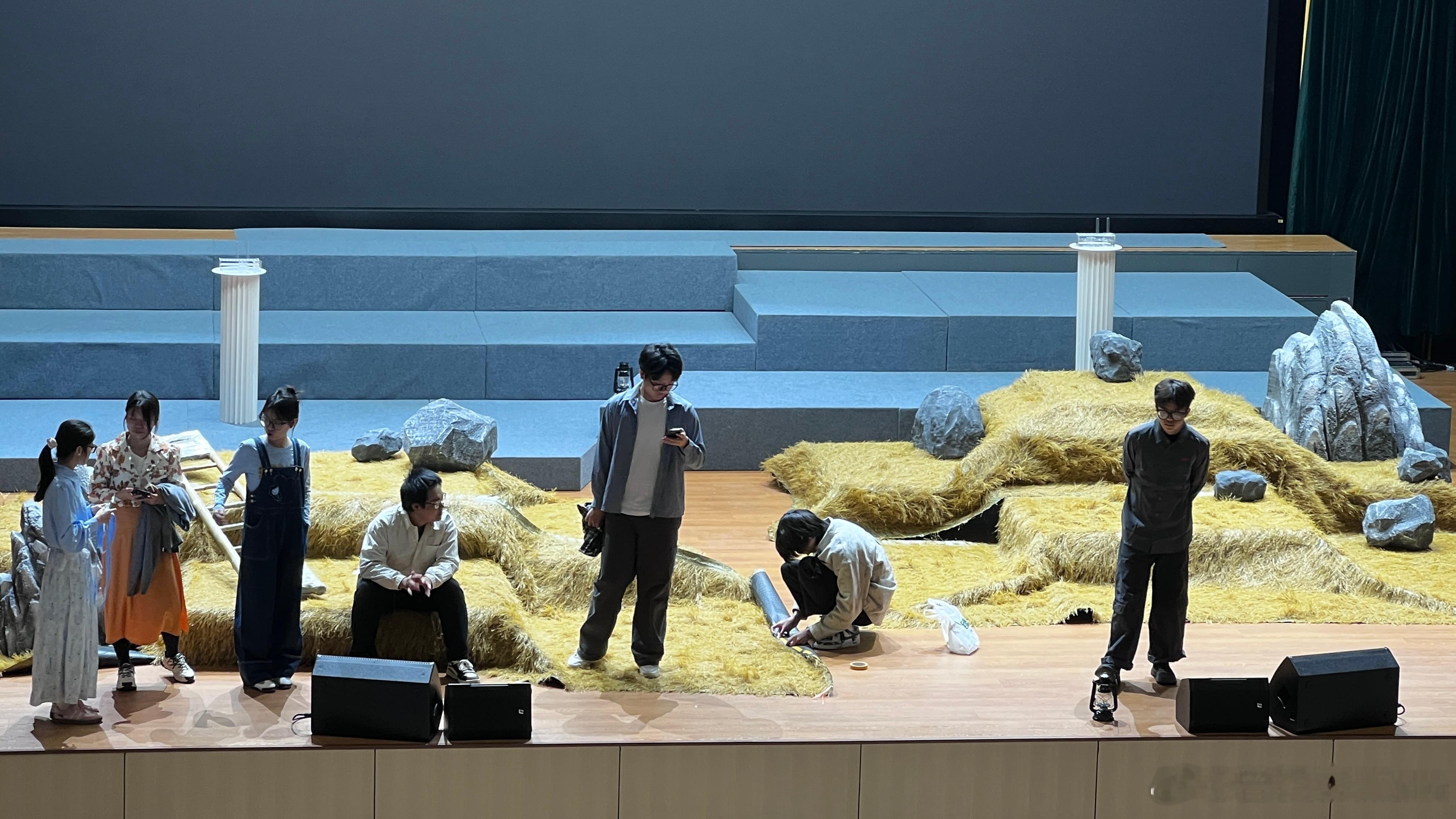 几近年底，看来学生们是在彩排晚会了 Ps:应该是爱国题材 