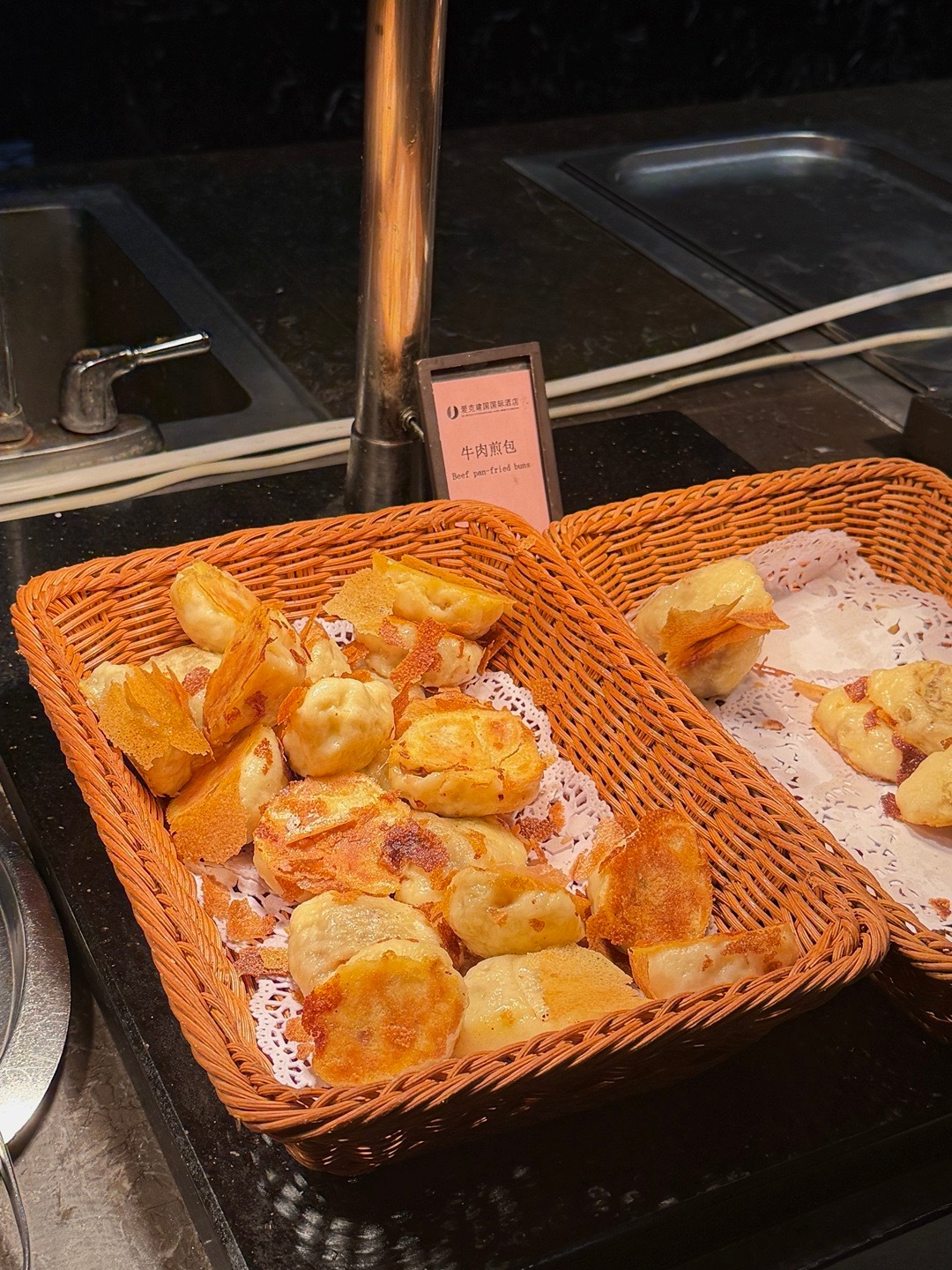 用胡辣汤淹死牛肉煎包和油馍头，开启在河南的美好一天！ 
