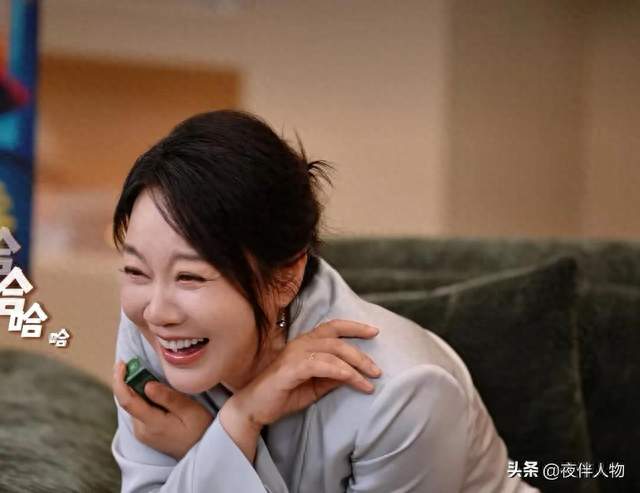 闫妮去前夫家打牌！现任妻子做饭招待，离婚17年活成人生赢家