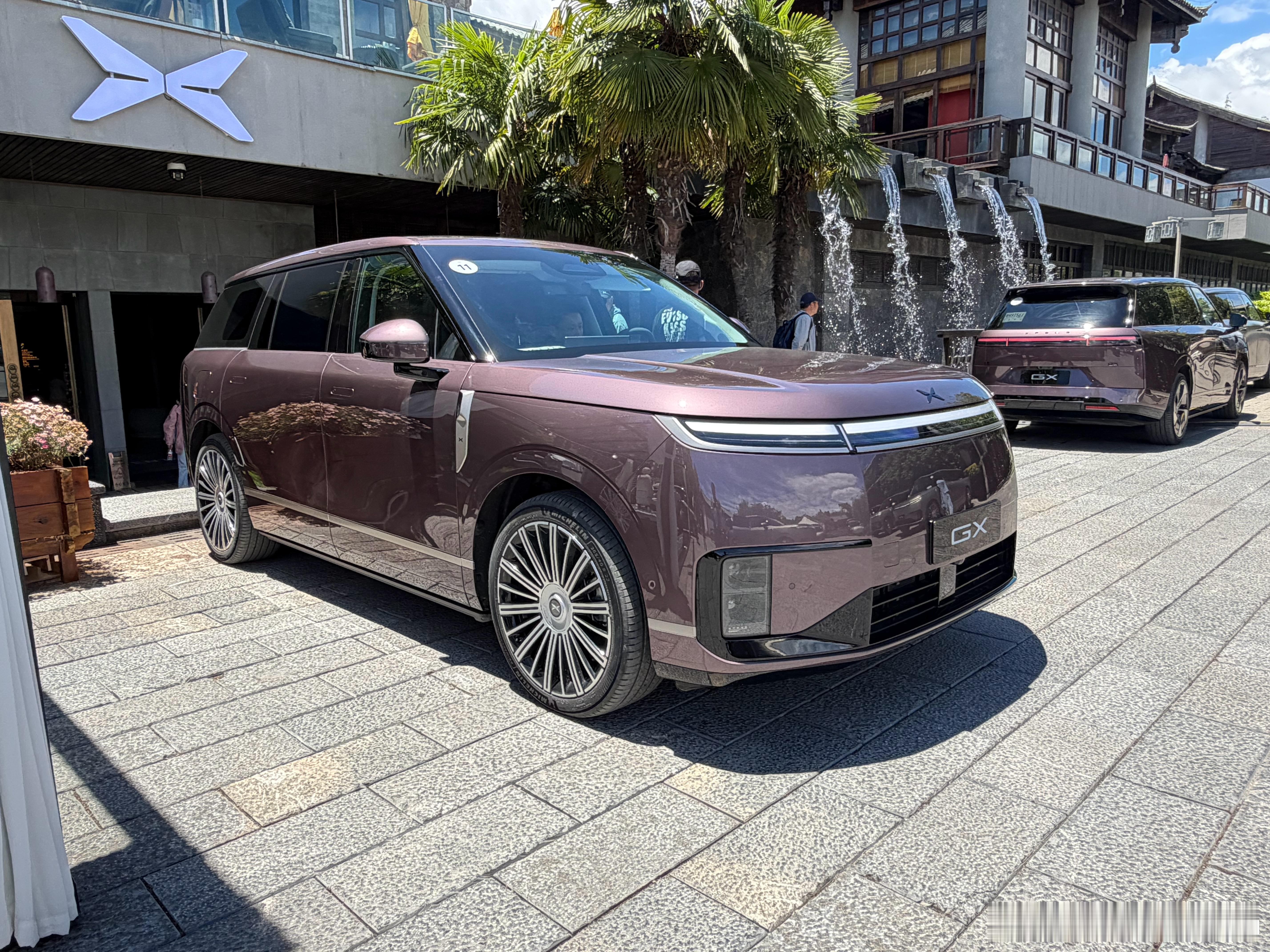 再来试试小鹏GX～这颜色还真是第一次见。凯文聊车
