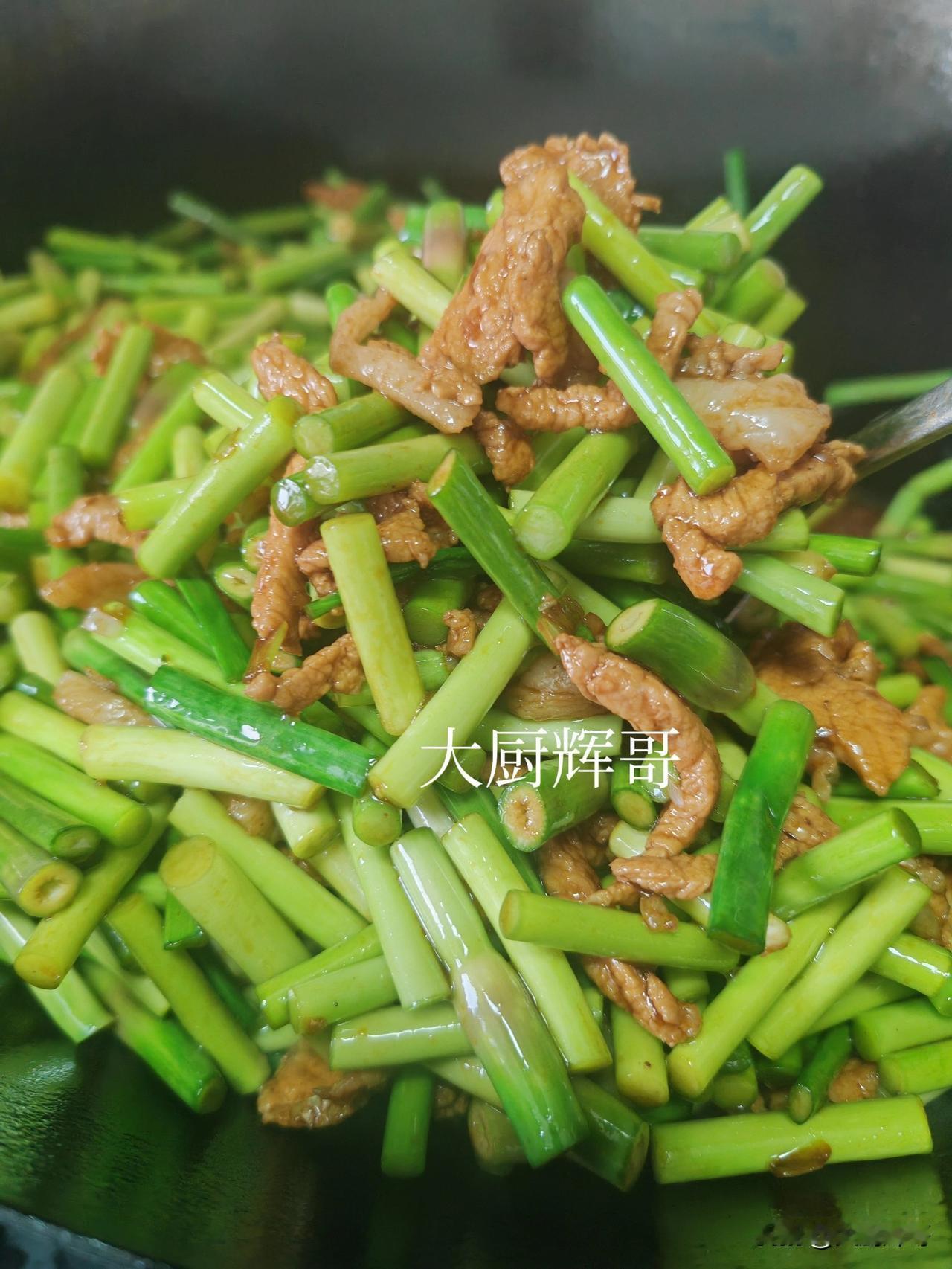 肉丝炒蒜苔总是不入味，肉丝齁咸，蒜苔无味，不知道你是不是这样？
今天分享我的做法