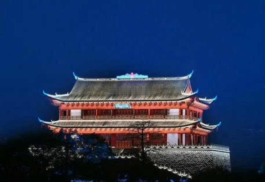 福州镇海楼还是太权威了它是一座城市地标给出的具象安全感！狂风将至时，灯火长明，是