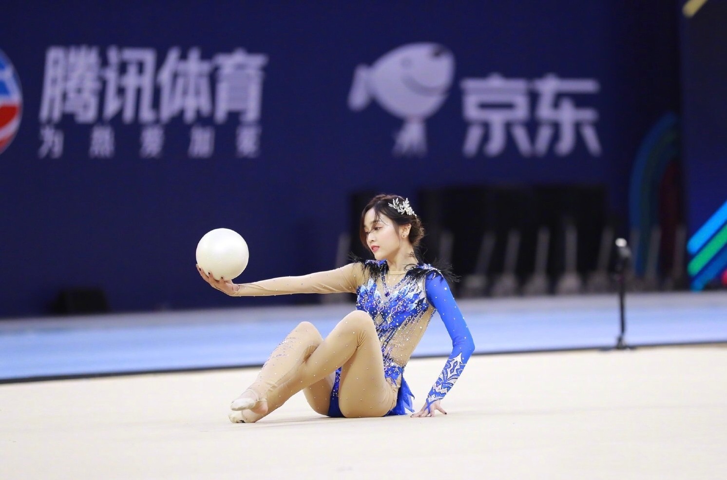 吴宣仪，一抹柔美蓝色穿搭，俏丽的艺术体操美少女。吴宣仪