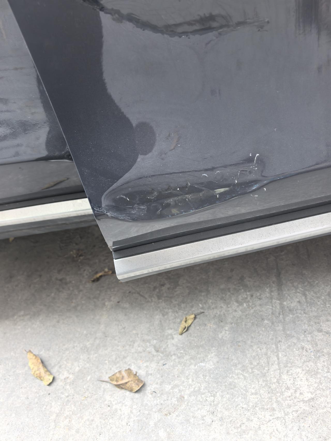 好家伙，比亚迪的用料也太厚道了。
所以我们开车的时候不小心撞瘪了，想把它顶出来，