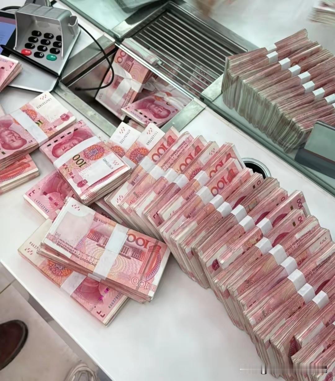 央行新规真的是太给力了，
取消了“个人存取现金超5万元需登记资金来源或用途”的规