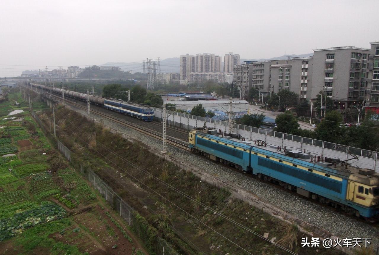 同一个地方相隔十年拍摄的图片，这是西永大桥跨兴珞铁路的地方，兴珞铁路是指兴隆场编