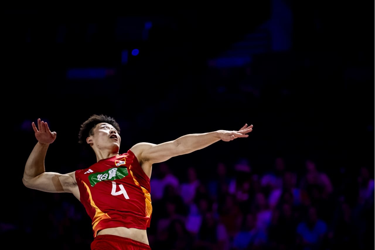 前两局李磊成功率还可以，拿到全队最高分8分（12扣8中2失误被拦，5个发球2次失