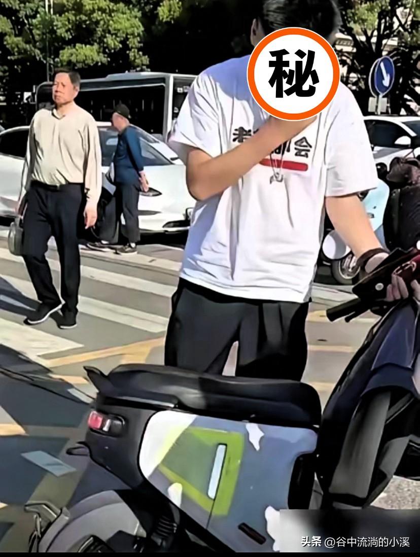 公司账上趴着几个亿，
张雪峰出门就认他那辆小电驴。
跟新浪CEO聊完天，人家坐进