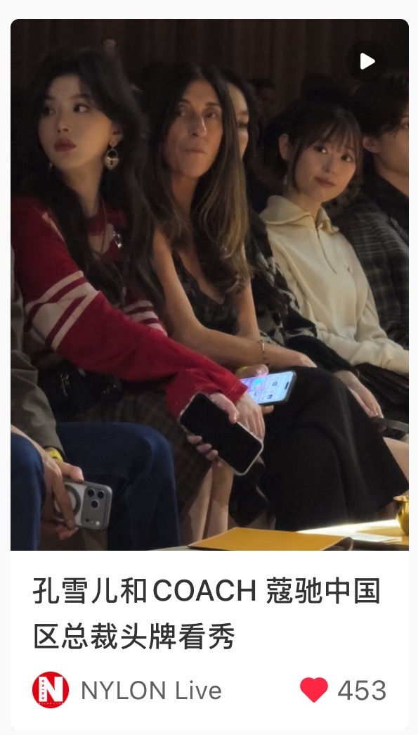 所有媒体的麦克风全部对准这个全世界最有腔调的小镇女孩 ​​​