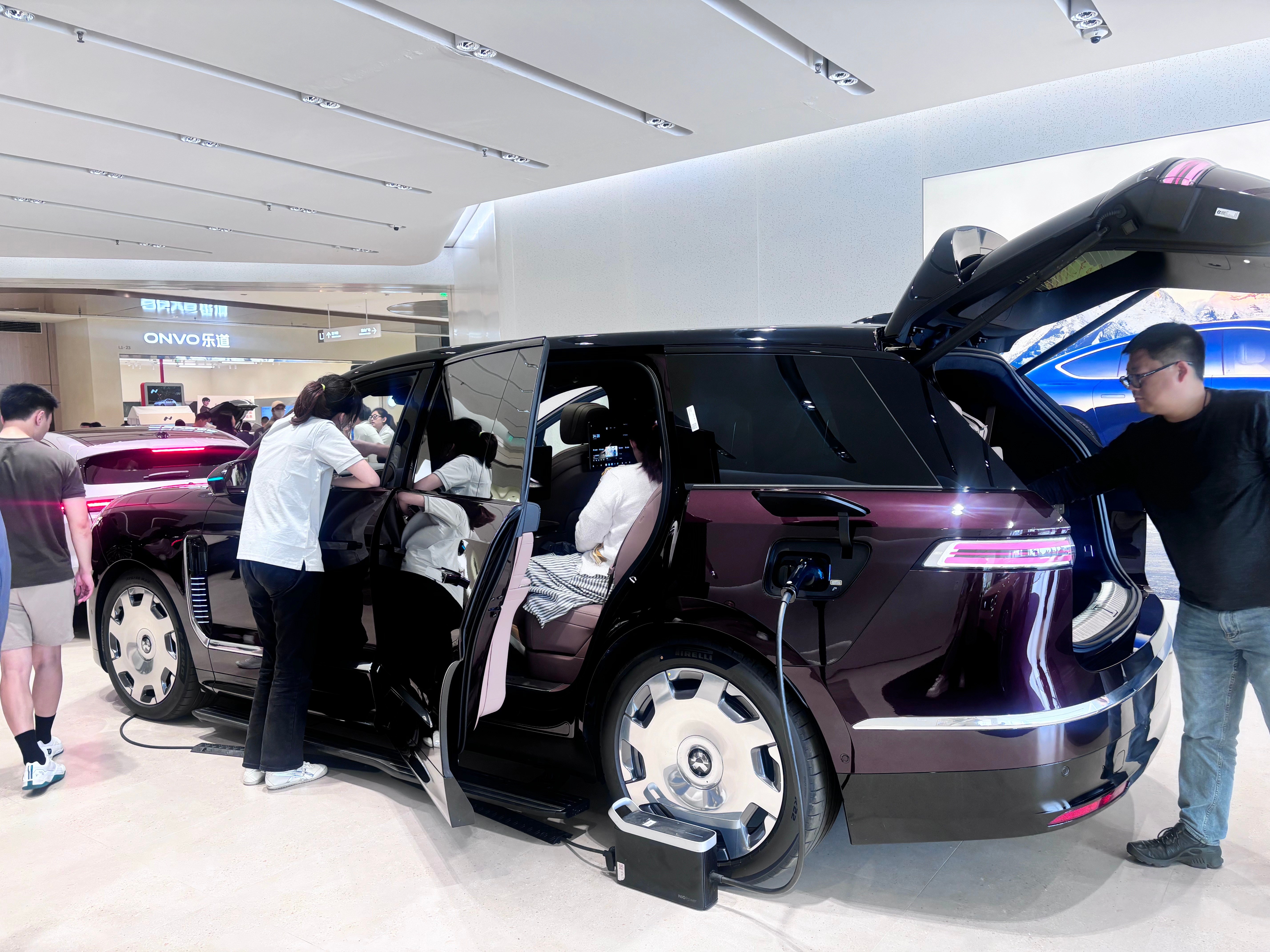 【探店蔚来ES9：人气盖过ES8，门店小定超70台】蔚来ES9的上市，算是填补了