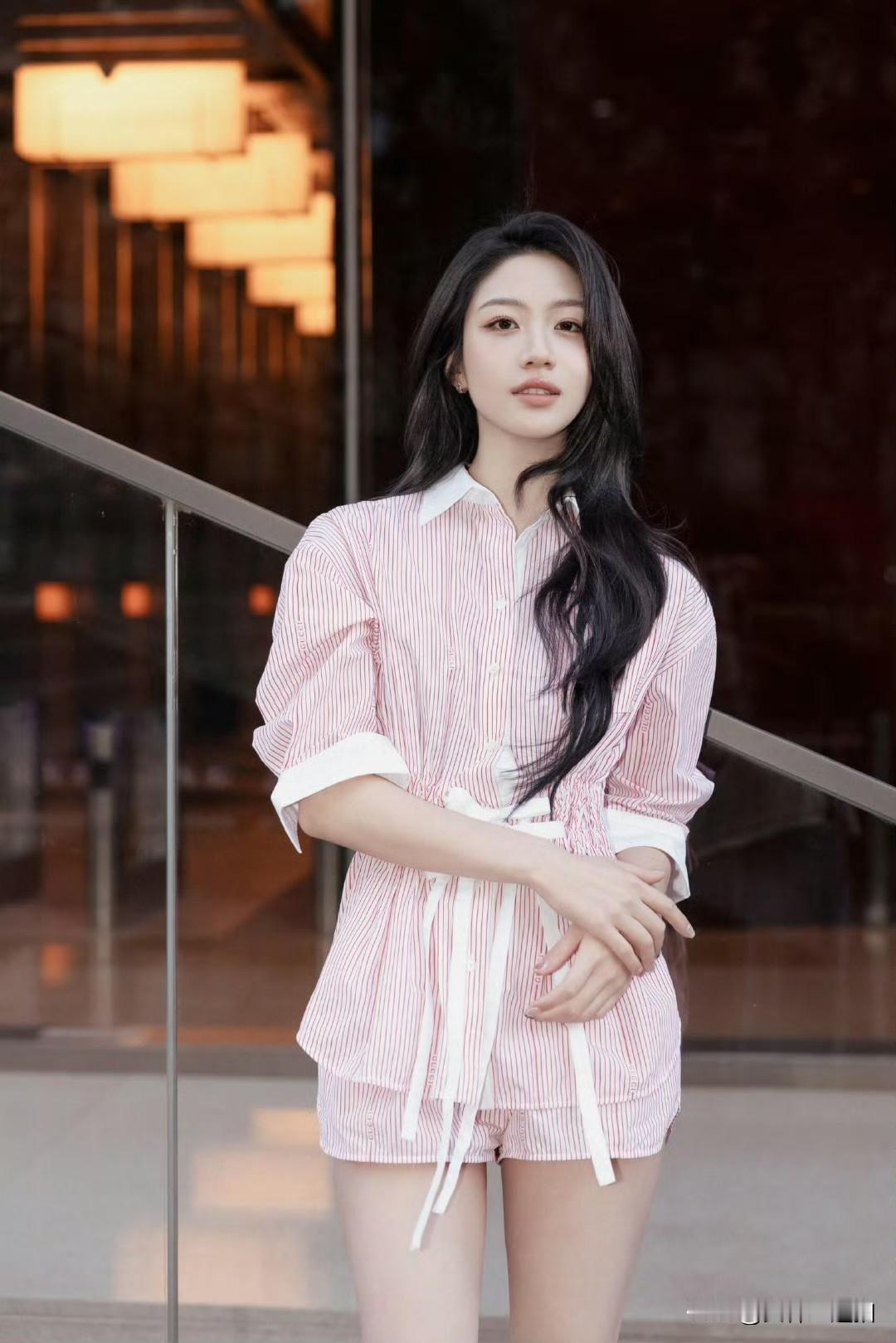 穿条纹睡衣的漂亮女孩在微笑。