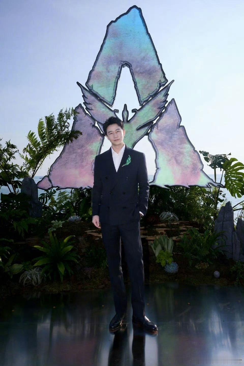 黄轩双排扣西装帅得好正气 正装造型太有范儿！双排扣西装的利落剪裁超显精气神，复古