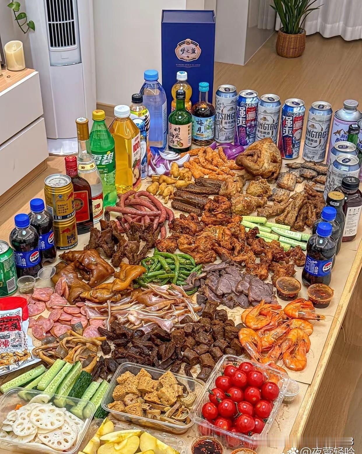 菜就这样直接放桌子上。这样子感觉不成看样。看那啤酒，好像也不是G内的啤酒，走南闯