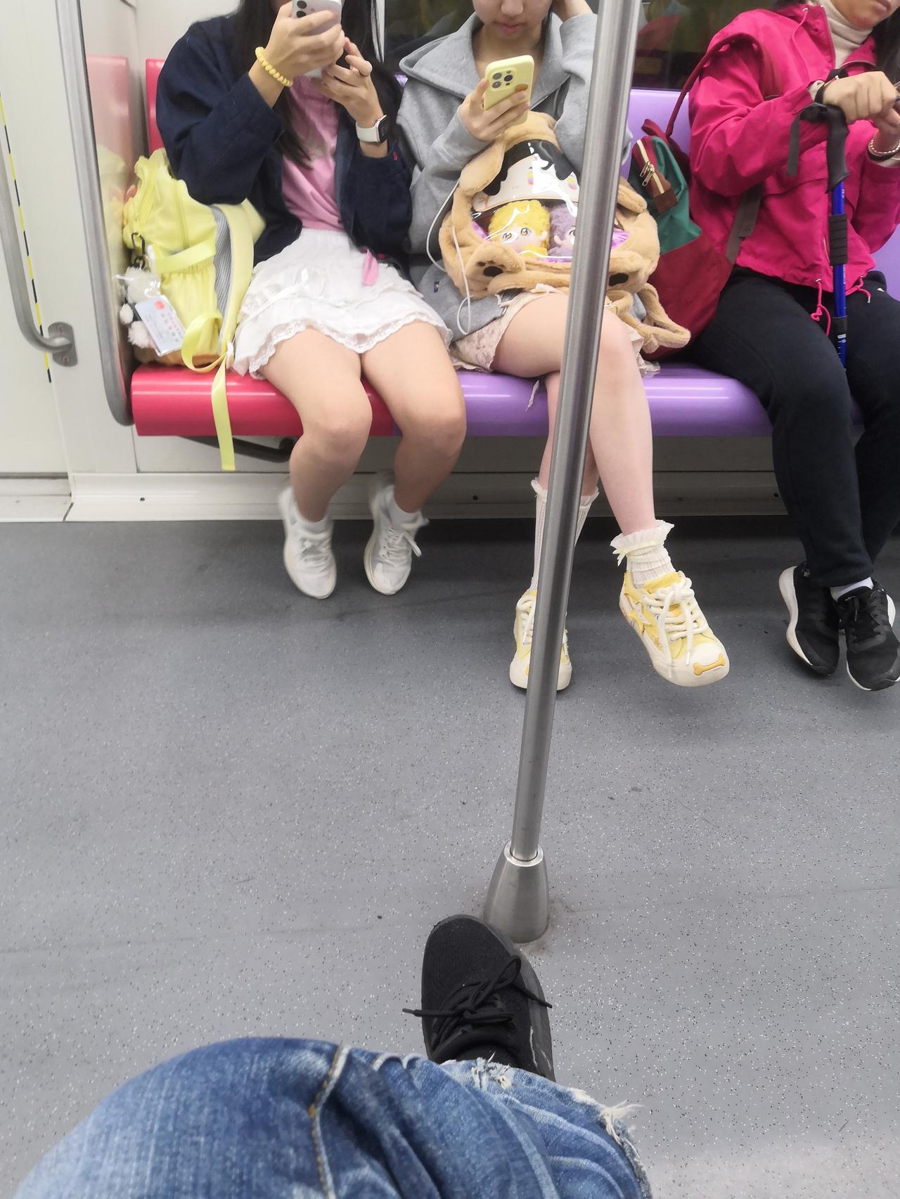 今天沥沥拉拉地下了一天，阴沉沉雨蒙蒙的，显得阴丝丝的冷，。还是年轻火气高呀，今早