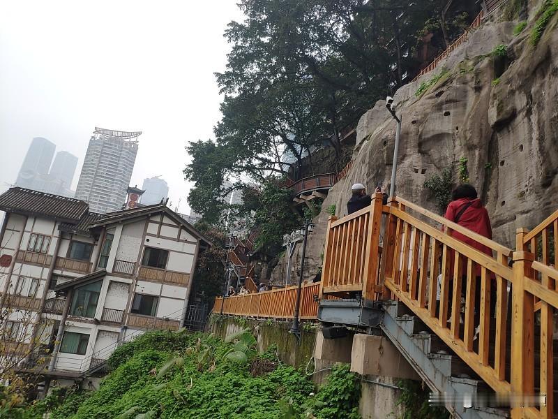 在重庆爬坡上坎，悟出一点人生道理
 
长期生活在重庆，每天爬坡上坎早已习以为常。