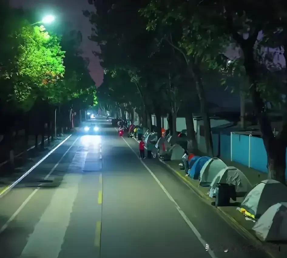年轻人来整顿酒店了，今年国庆节，酒店哭惨了，大理一个酒店老板说，下午5点居然还有