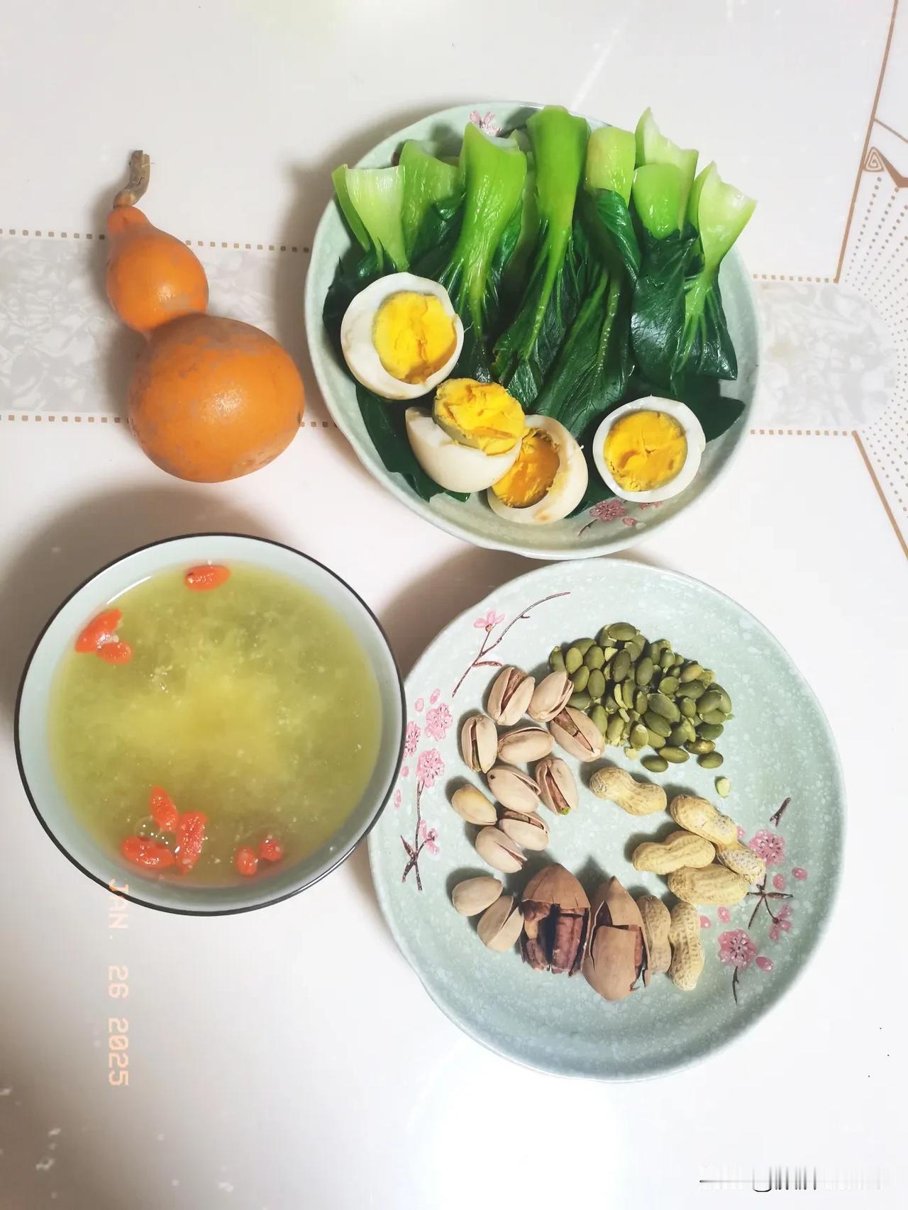 回老家过年之女性减脂早餐日记
主食：小麦胚芽
蛋白质：鸡蛋
蔬菜坚果：上海青、开