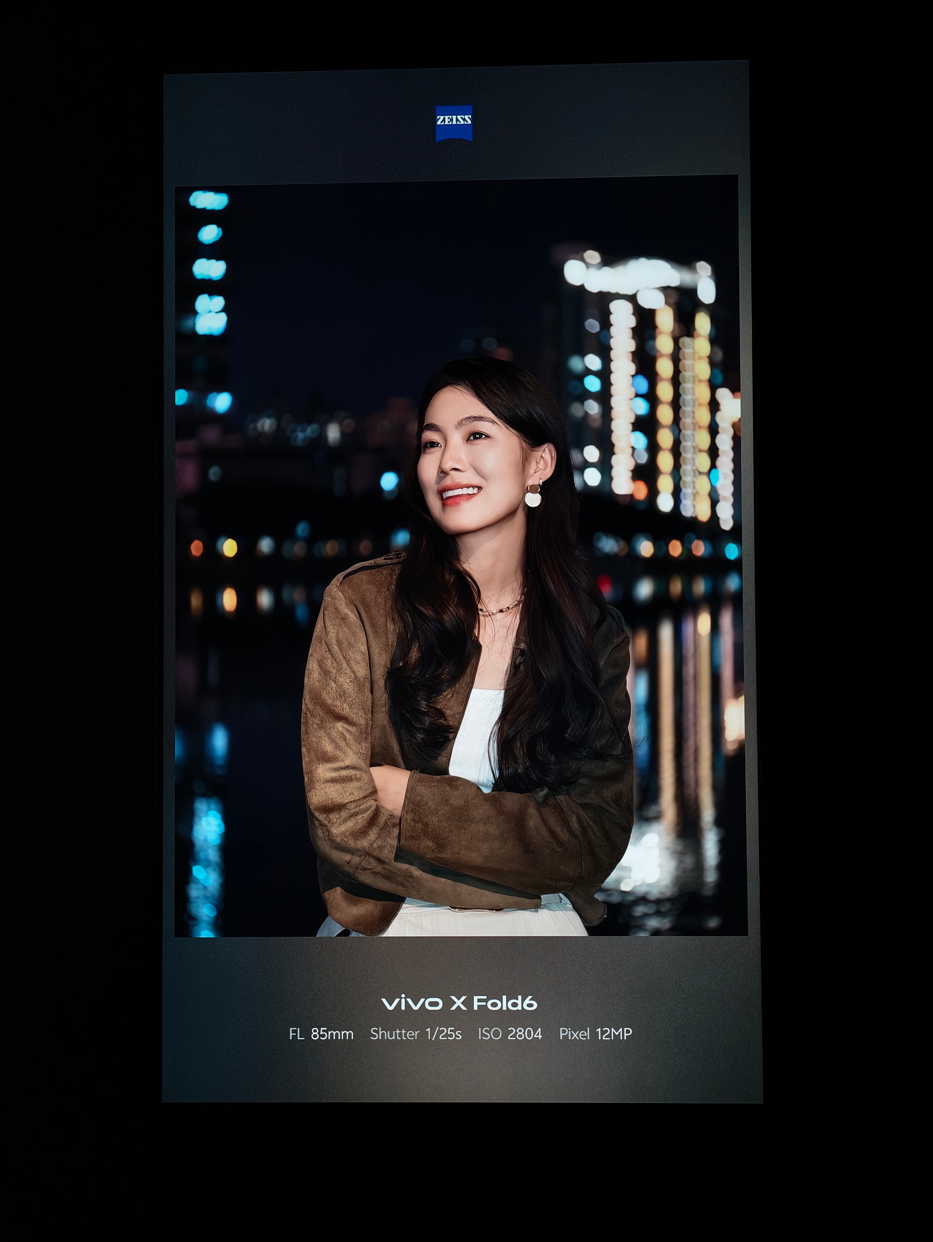 来到vivo X Fold6发布会现场啦！发布会的入口好酷炫，直接设计成“蓝洞”