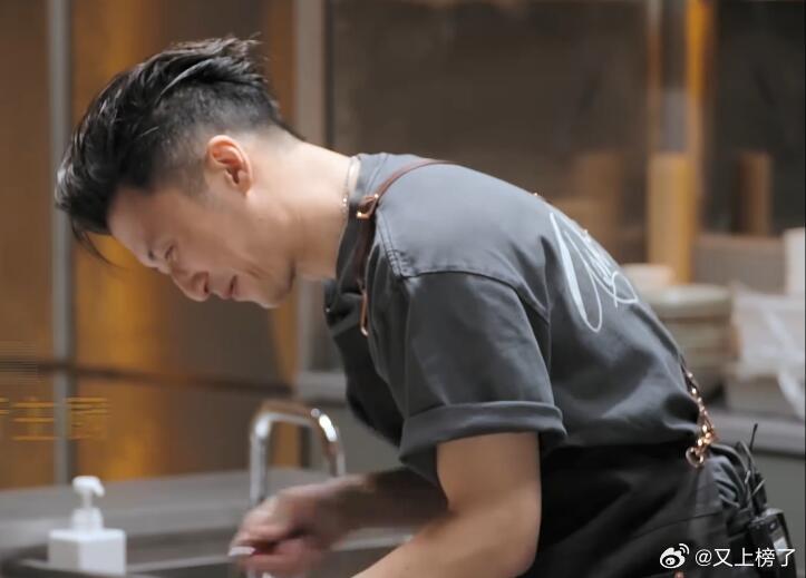 谢霆锋对美食的执着 厨房对谢霆锋来说就是第二个工作室，跟录音棚一个地位。在里面琢
