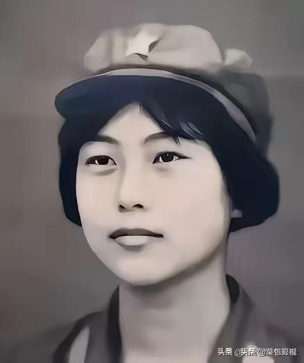 1982年女飞行员刘晓莲在驾驶飞机爬升至700米时，突然被一架歼击机撞击，伴随一
