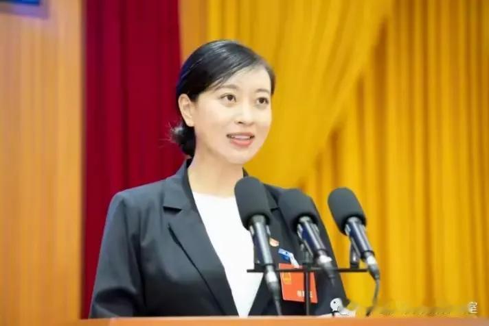 祝贺清华大学美女高材生张琪同志，仅用3年时间就从县长的岗位升任县委书记，真是可喜