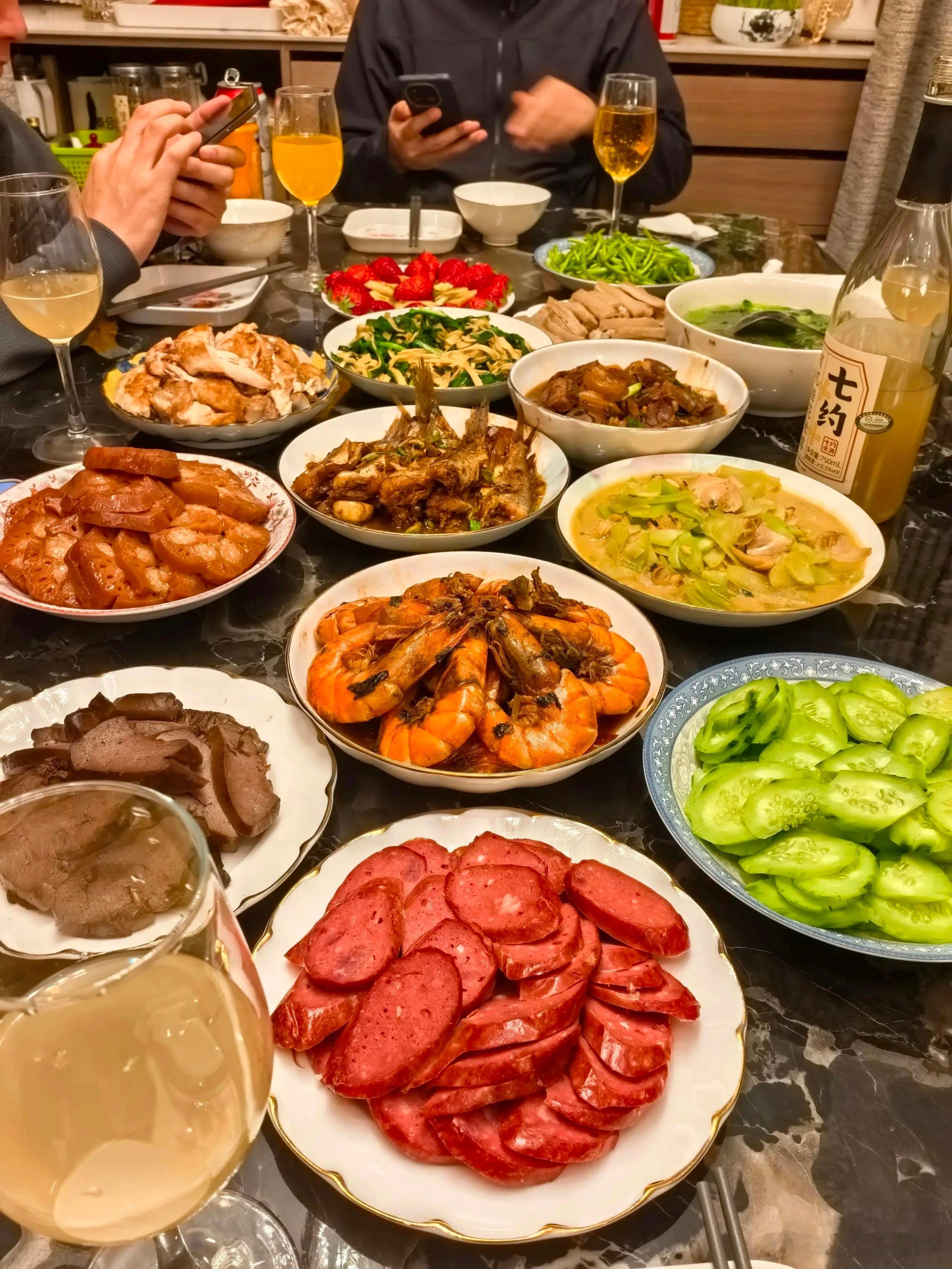 凌晨4点起床吃年夜饭是什么体验湖北也是早上吃年夜饭，不过没有那么早吧！