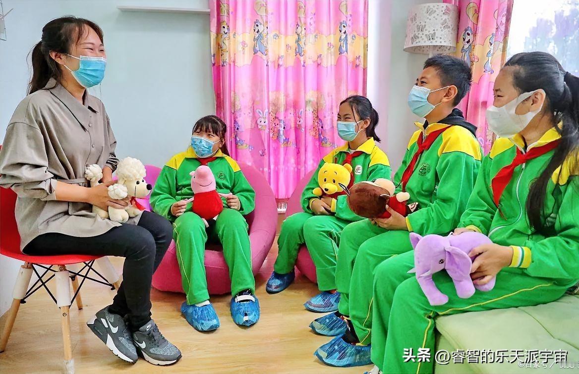 有人想去福利院做公益，帮助那些孩子们。我在这里给大家提几点警告：

1，不要抱那