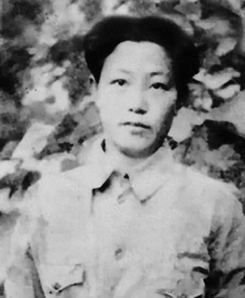 1942年，她临危受命追查杀害左权参谋长的元凶，锁定日军“益子挺进队”，策划突袭