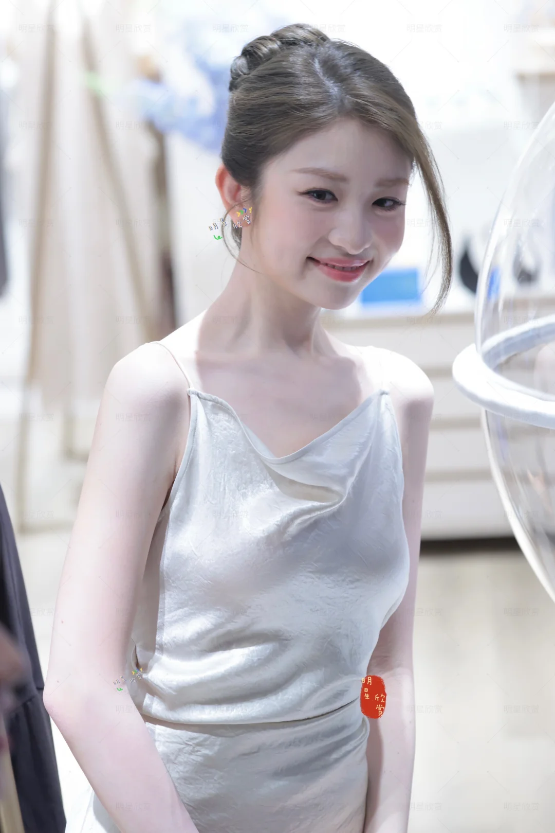 徐如蓝朗姿一日店长，美到了发光